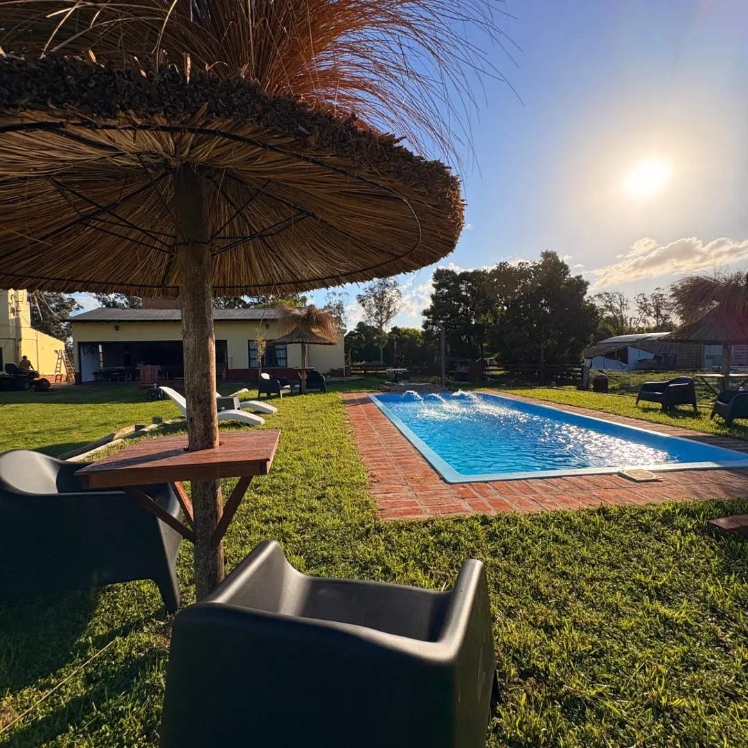 Pileta con reposeras en Quinta Amancay